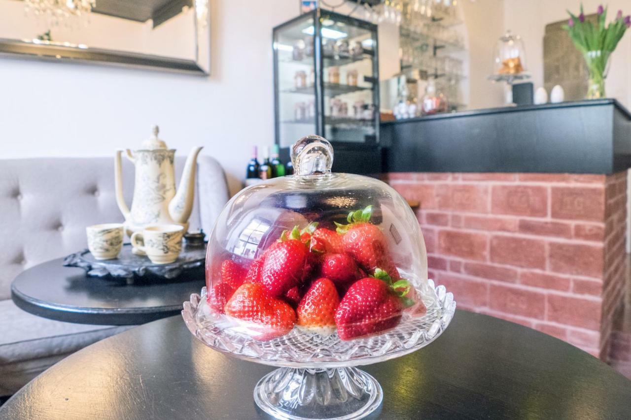Boutique Apartments U Rolanda, Mikulasske Namesti Znojmo Dış mekan fotoğraf